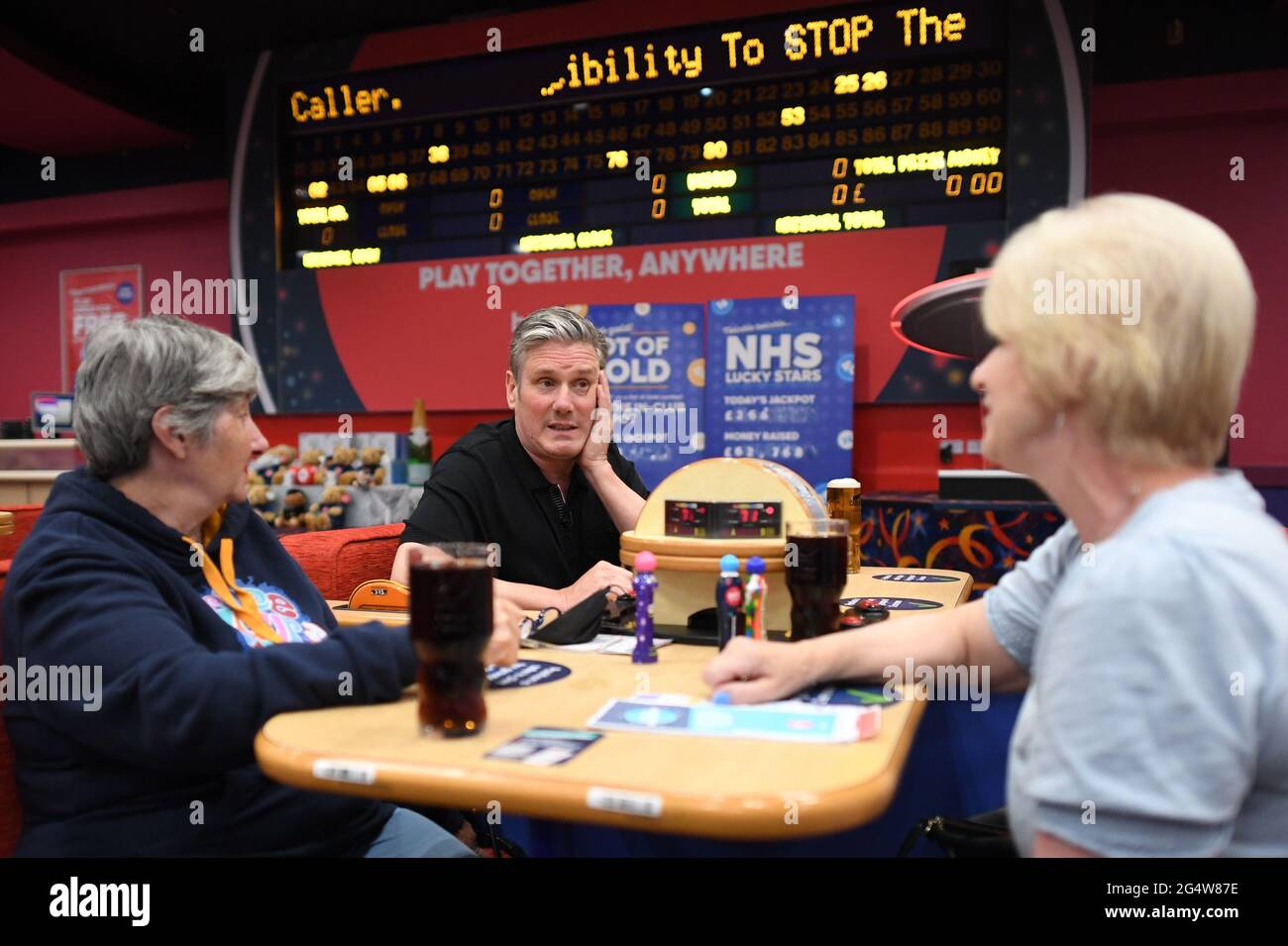 Sir Keir Starmer, der Leiter der Labour Party, chattet mit Kunden in der Bingohalle Buzz Bingo und Slots Room während eines Besuchs in Ipswich, Suffolk. Bilddatum: Mittwoch, 23. Juni 2021. Stockfoto