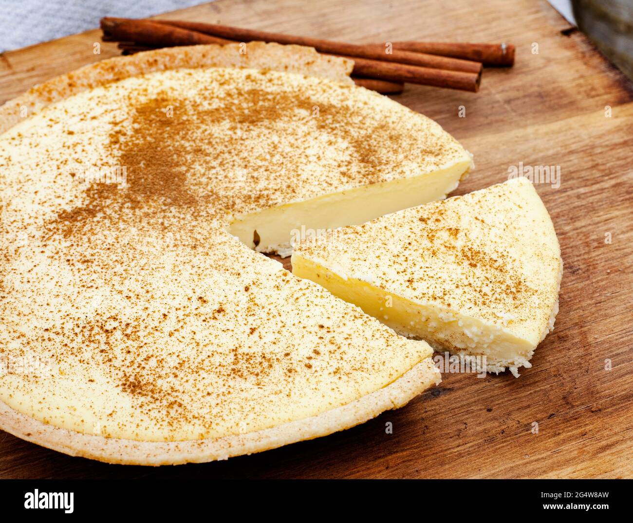 Traditionelle südafrikanische Milchtarte auf rustikalem Holztisch Stockfoto