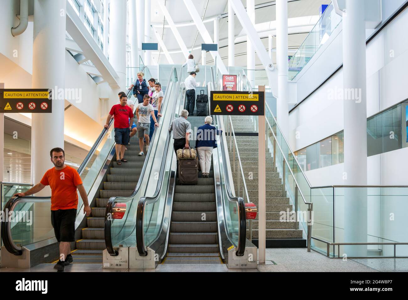 Scalators am Pearon International Airport, einem der größten und verkehrsreichsten Flughäfen der Welt. Etwa 1100 Flugzeuge starten oder landen an einem Tag. Stockfoto