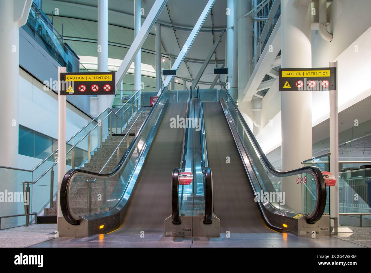 Leere Rolltreppen arbeiten am Pearson International Airport in Toronto, Kanada Stockfoto