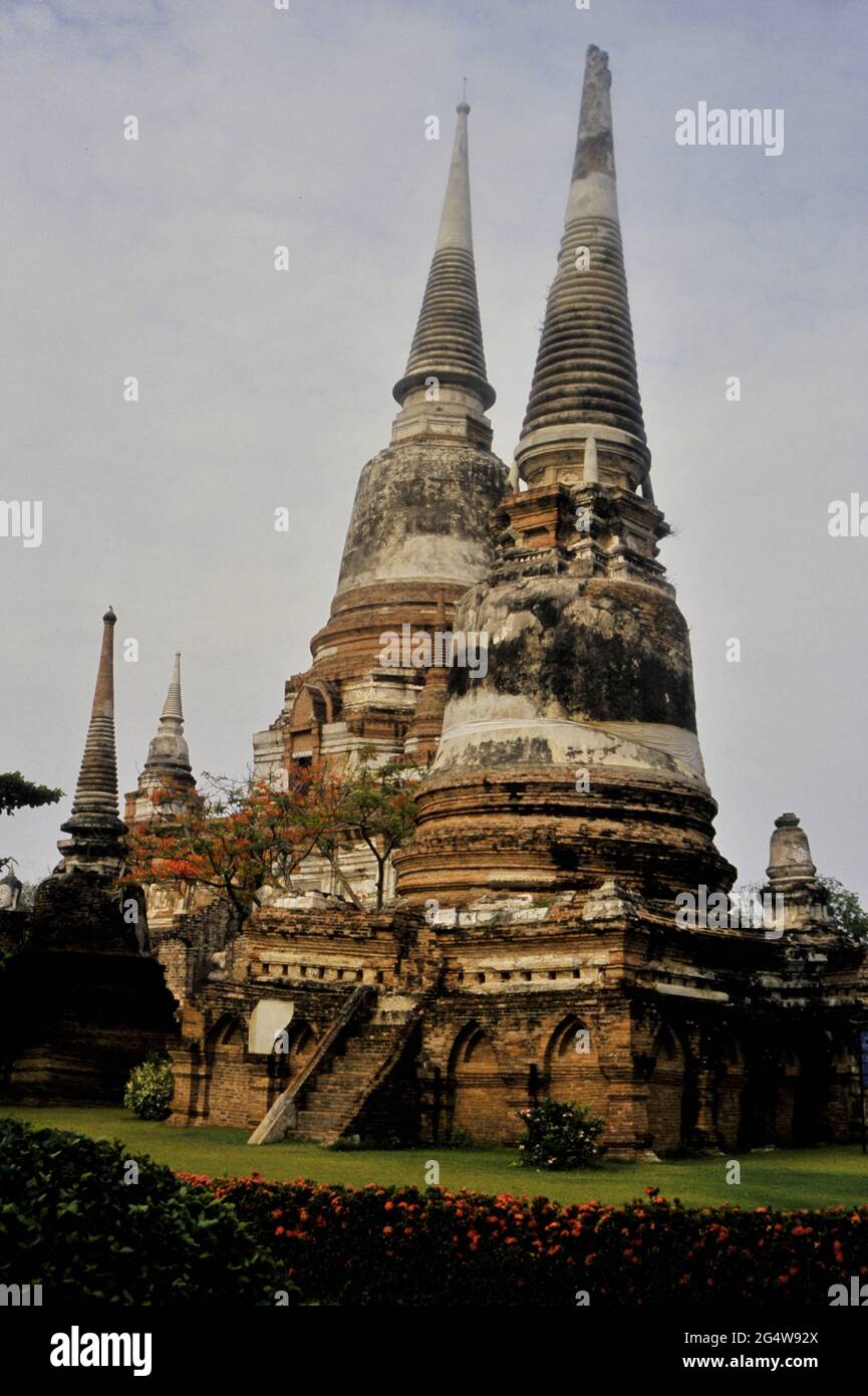 Hohe bunte Türme einer Moschee im Park in thailand Stockfoto