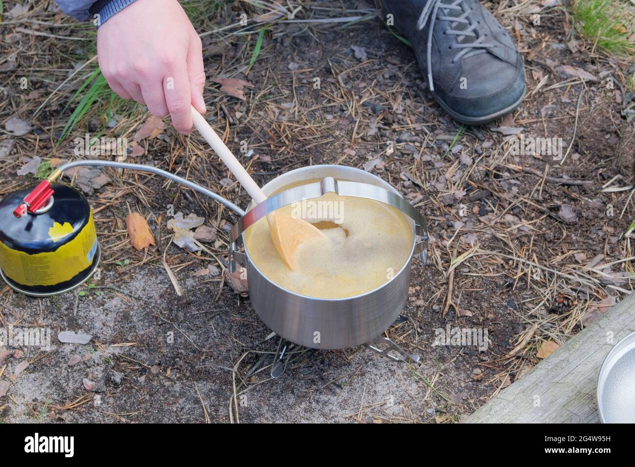 Touristische Küche bei Aktivitäten im Freien. Suppe im Wald für Treveler. Camping Food Making in Journey. Stockfoto