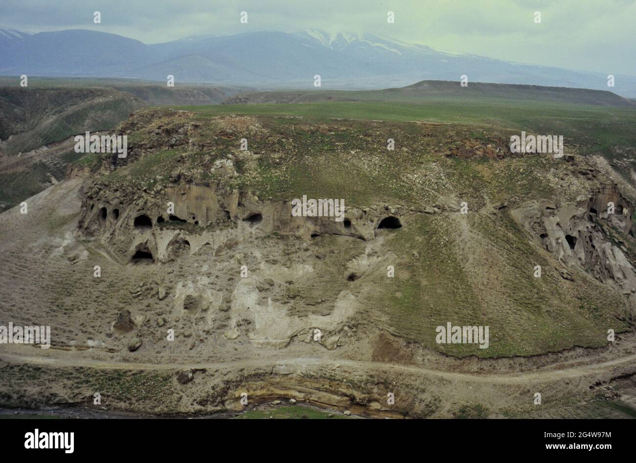 Blick auf alte Höhlen auf dem Hügel in der türkei Stockfoto