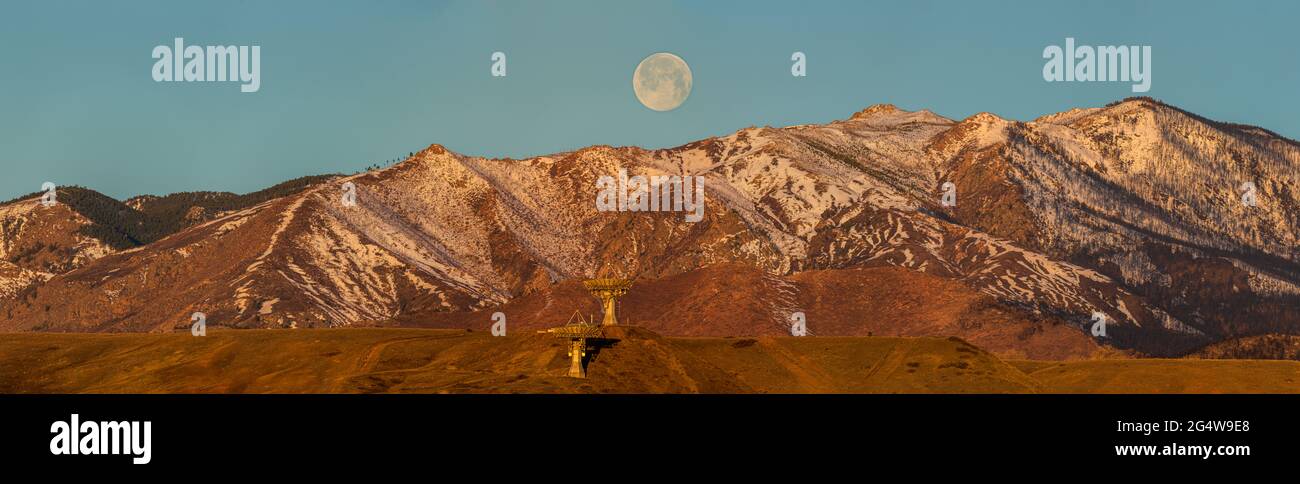 Panorama der Vollmond-Einstellung über den Antennen der NOAA Table Mountain Test Facility und der Colorado Front Range Stockfoto