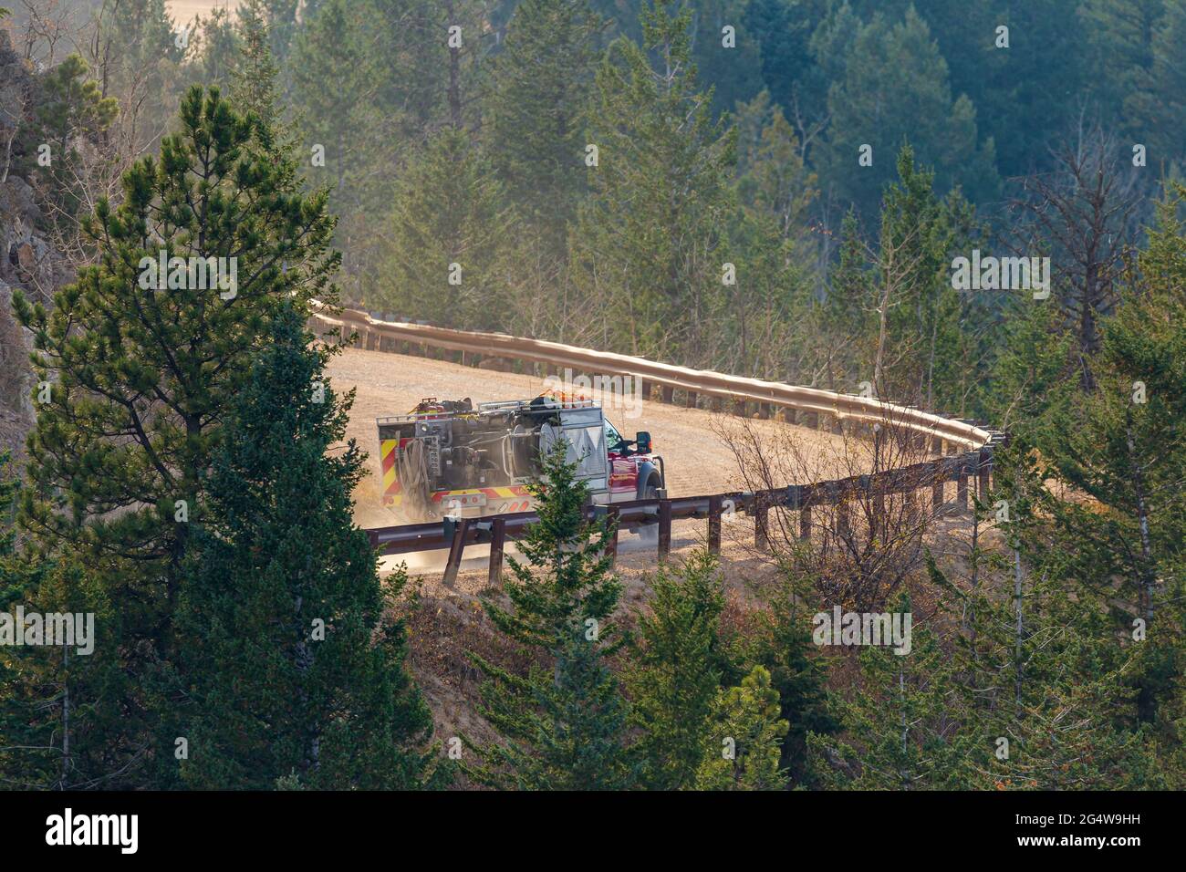 Einsatzfahrzeuge Rennen eine Schotterstraße hinauf zum linken Canyon Waldbrand Stockfoto