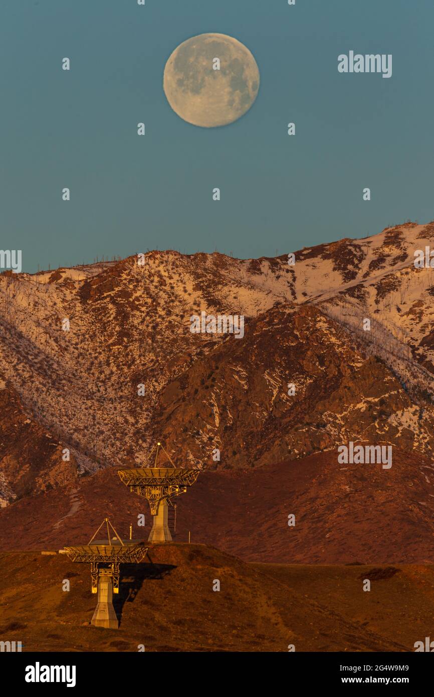 Volle „Wurm“-Mondeinstellung über den Antennen der NOAA Table Mountain Test Facility und der Colorado Front Range Stockfoto