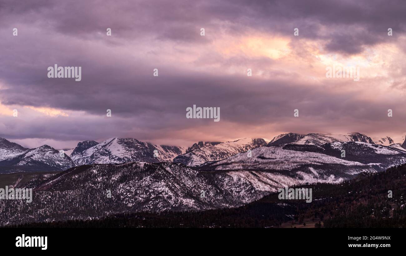 Friedlicher Winteruntergang im Rocky Mountain National Park mit schneebedeckten Bergen Stockfoto