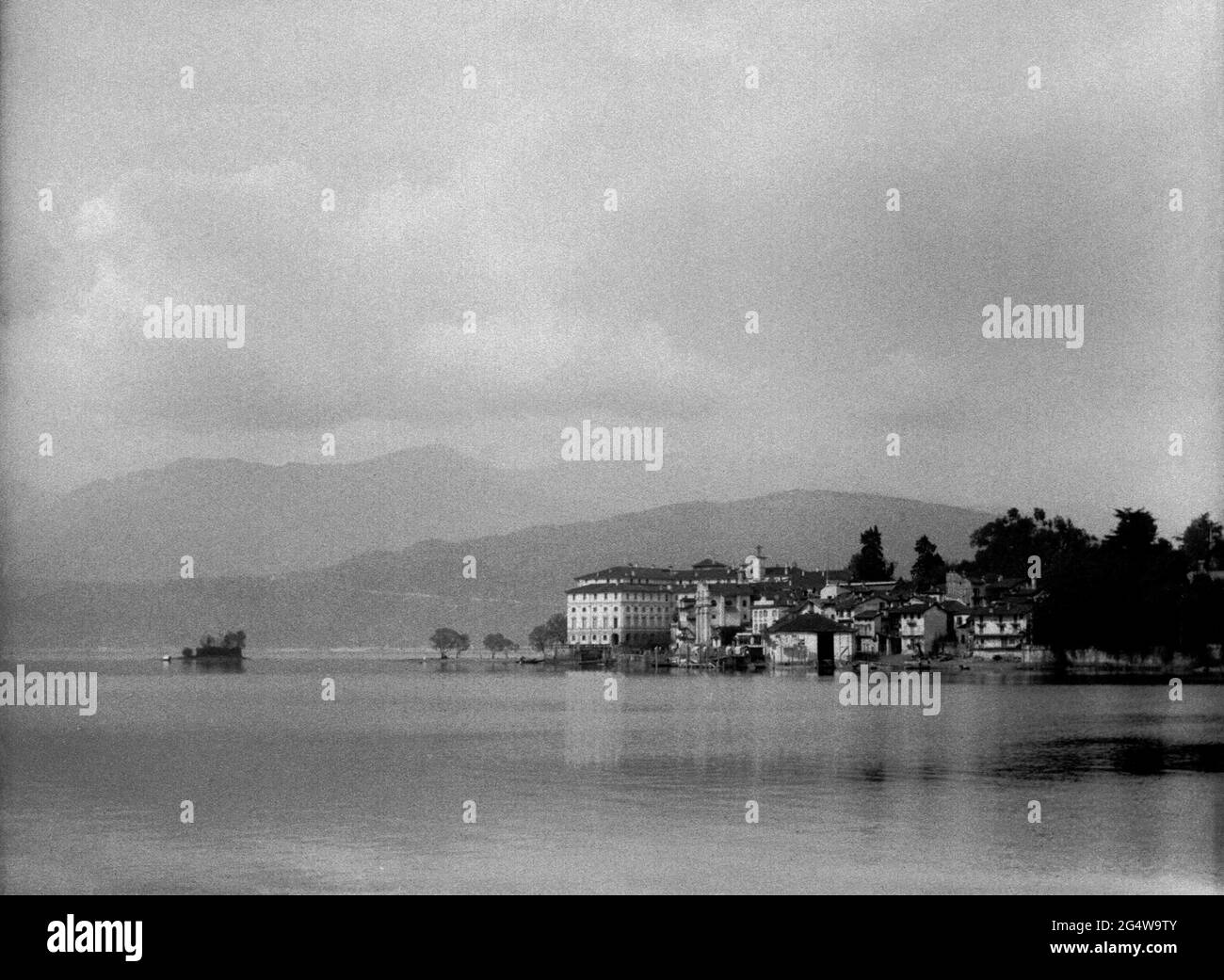 AJAXNETPHOTO. Circa.1908 -14. LAGO MAGGIORE, ISOLA BELLA BORROMEO, ITALIEN. - GRAND TOUR ALBUM; SCANS VON ORIGINAL IMPERIAL GLAS NEGATIVEN - BERÜHMTE INSEL IM SEE. FOTOGRAF: UNBEKANNT. QUELLE: AJAX VINTAGE PICTURE LIBRARY COLLECTION.CREDIT: AJAX VINTAGE PICTURE LIBRARY. REF; 1900 4 01 Stockfoto