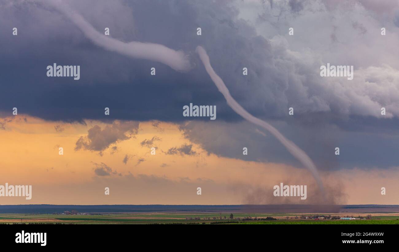 Tornado „zieht aus“, da er sich nach dem Aufsetzen auf den östlichen Ebenen von Colorado zerstreut. Stockfoto