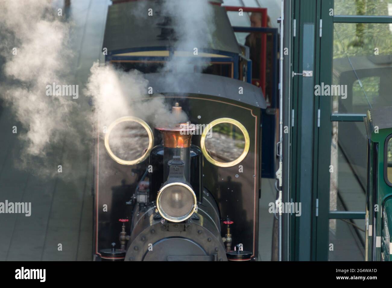 Ebeltoft, Dänemark - 21. Juli 2020:Dampflokomotive verlässt den Bahnhof mit vielen Waggons Stockfoto