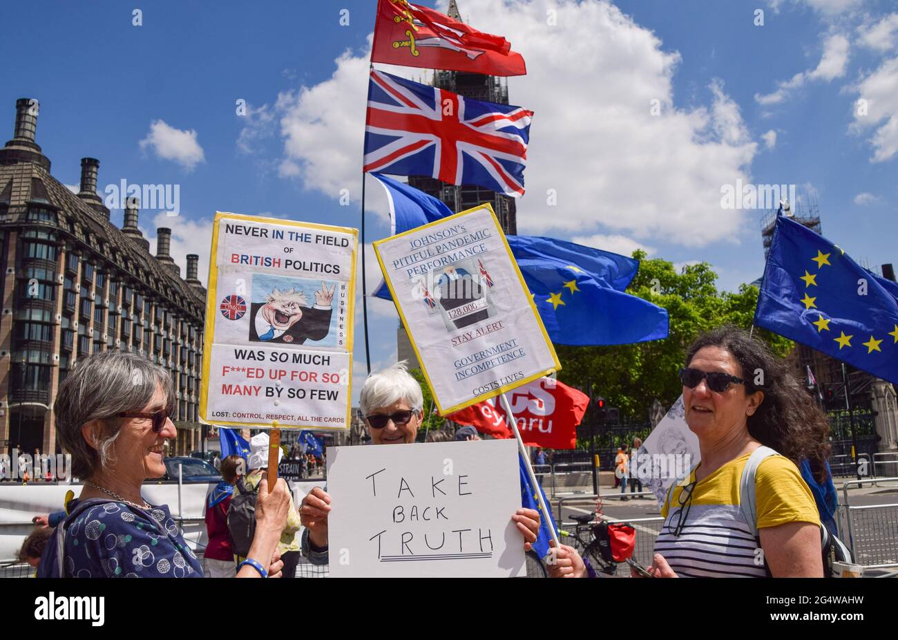 London, Großbritannien. Juni 2021. Demonstranten halten Plakate und Flaggen während des Anti-Brexit-Protests vor dem londoner parlament.Demonstranten versammelten sich am fünften Jahrestag des Referendums vor dem Parlament. (Foto: Vuk Valcic/SOPA Images/Sipa USA) Quelle: SIPA USA/Alamy Live News Stockfoto