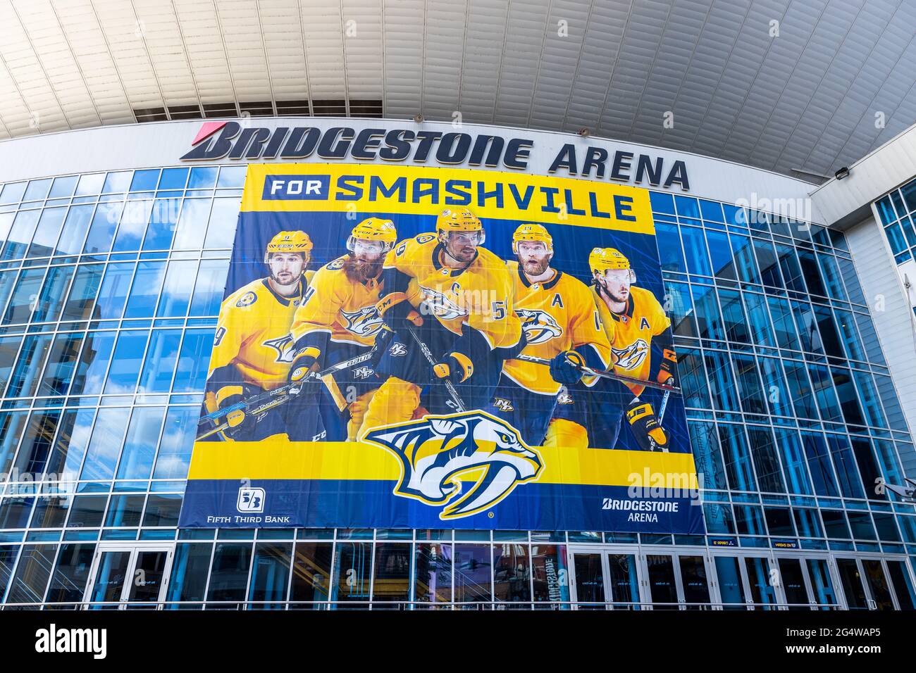 Die Bridgestone Arena ist die Heimat der Nashville Predators, die sich in der Innenstadt von Nashville befinden. Hier finden Hockeyspiele, Konzerte und andere Veranstaltungen statt. Stockfoto