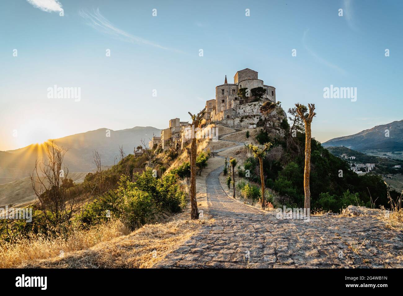 Steindorf Petralia Soprana, das höchste Dorf in der Madonie-Bergkette, Sizilien, Italien.Kirche Santa Maria di Loreto bei Sonnenuntergang.malerisch Stockfoto