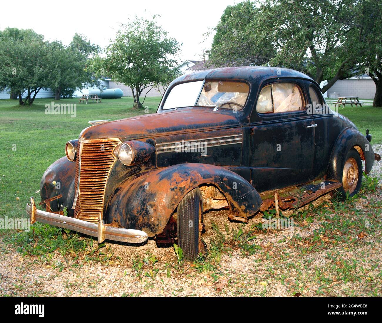 Verlassene Wrack von altem Auto Stockfoto