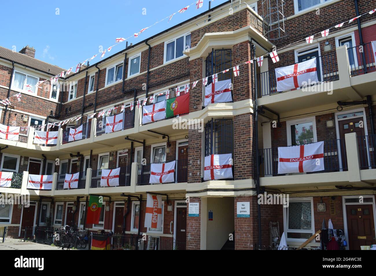 London, Großbritannien. 23. Juni 2021. Patriotische Bewohner des Kirby Estate decken ihre Balkone in englischen Flaggen für die Dauer des Euro-2020-Turniers ab. Stockfoto