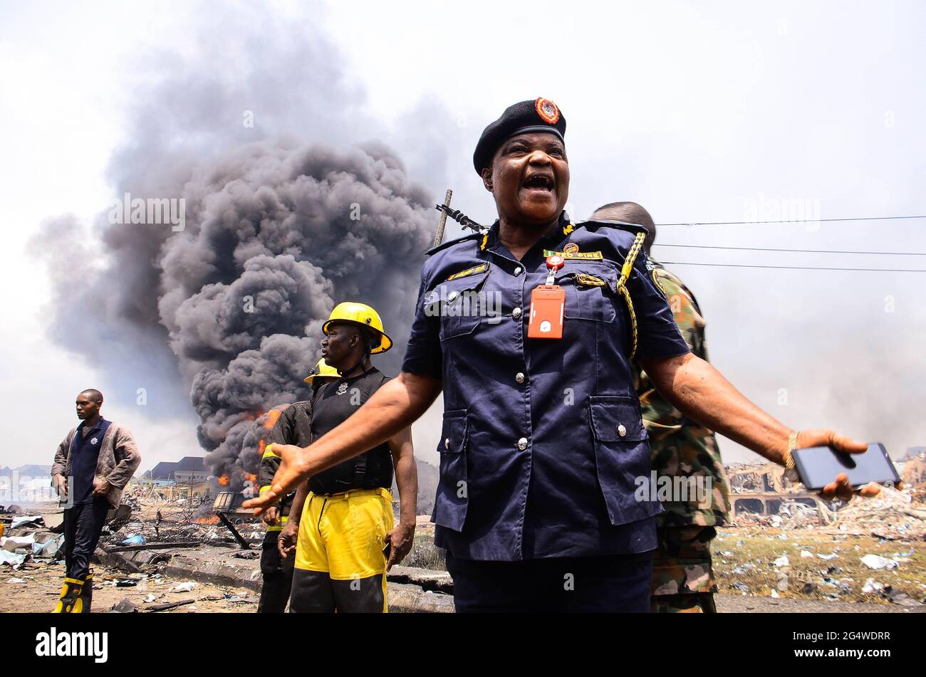 Eine Frau mit dem nigerischen Sicherheits- und Zivilschutzkorps reagiert am Ort einer Gasexplosion. Eine Gasexplosion erschütterte das Abule-Ado-Gebiet und tötete mindestens 15 Menschen, verletzte viele weitere und zerstörte rund 50 Gebäude. Nigeria. Stockfoto