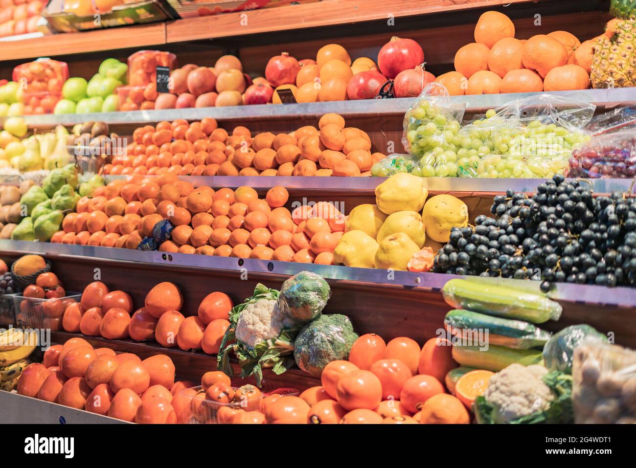Frisches Bio-Obst auf dem Stand auf dem öffentlichen Markt Stockfoto