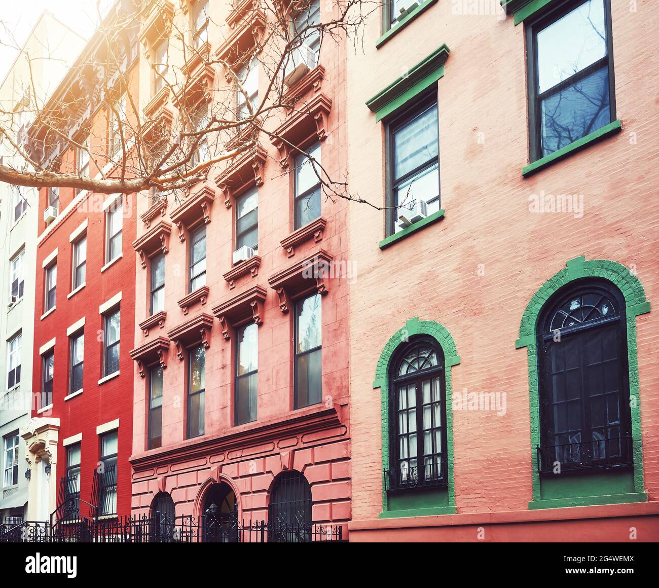 Alte Stadthäuser in Manhattan, Farbtonung angewendet, New York, USA. Stockfoto