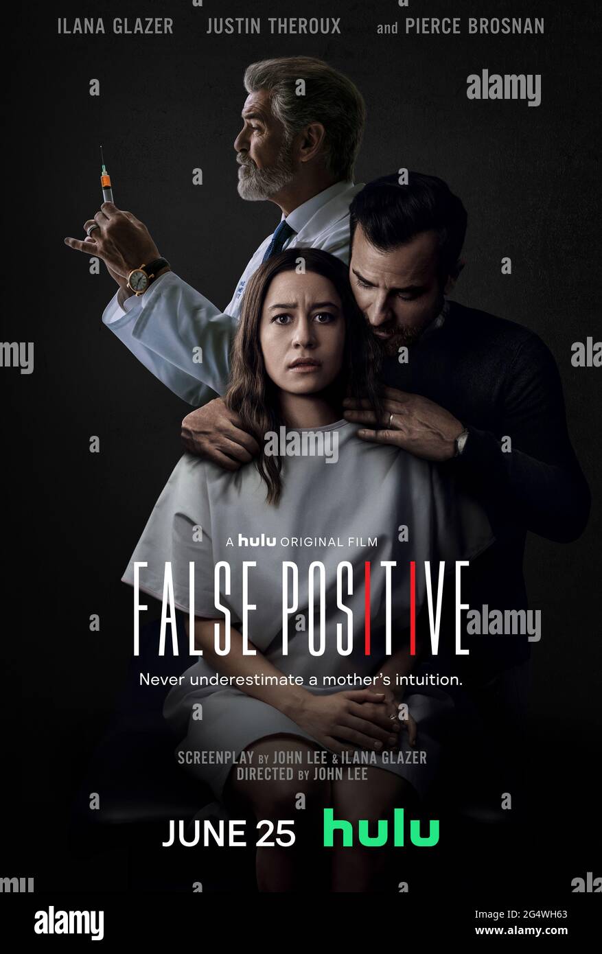 False positive (2021) unter der Regie von John Lee mit Pierce Brosnan, Ilana Glazer, Justin Theroux und Gretchen Mol . Beunruhigender Horror über eine Frau, die eine beunruhigende Wahrheit über ihren Fruchtbarkeitsarzt Dr. Hindin und ihre Schwangerschaft aufdeckt. Stockfoto