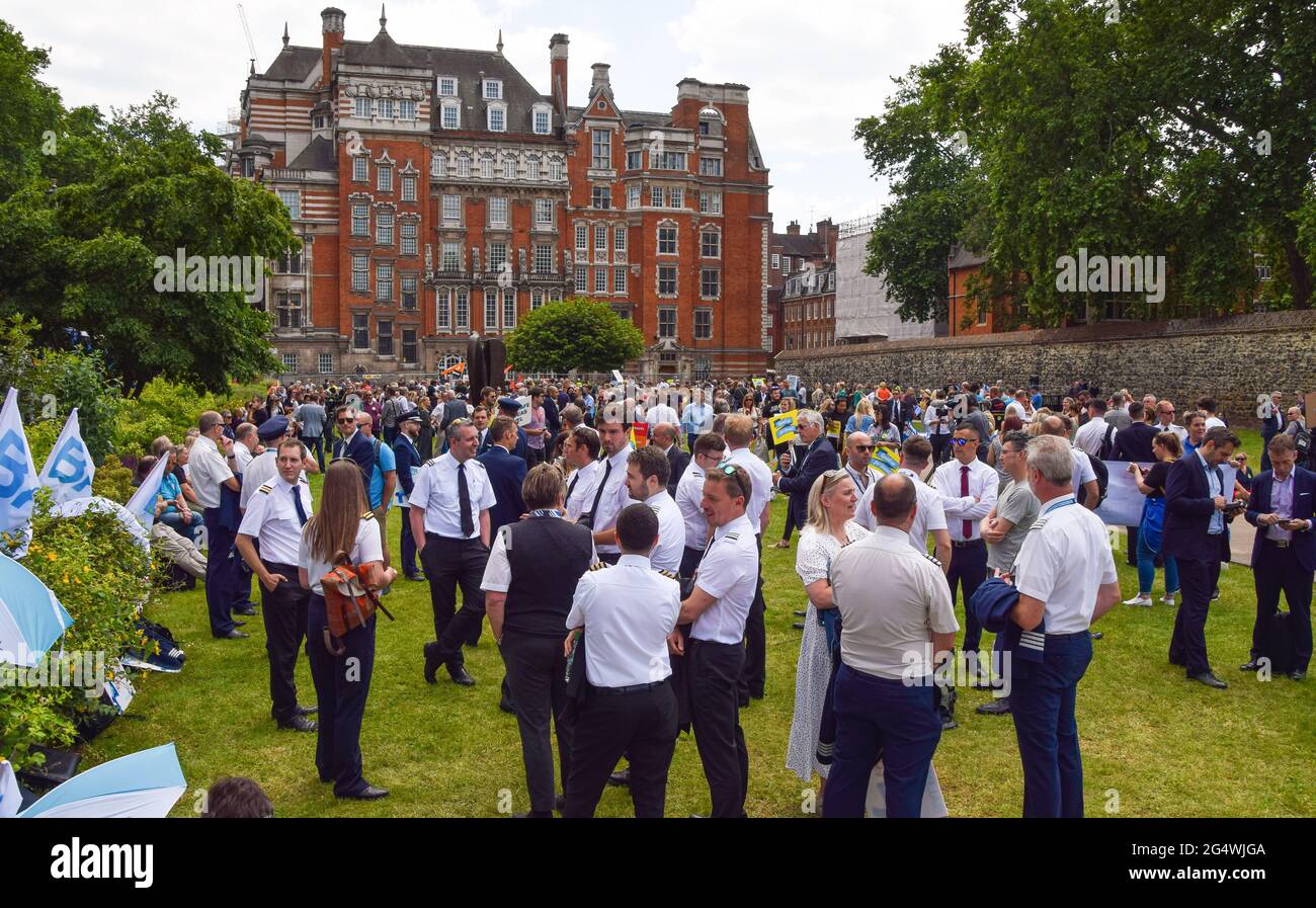 London, Großbritannien. Juni 2021. Während der Proteste am Reisetag in London versammeln sich Demonstranten vor dem parlament.Fachleute der Reisebranche versammelten sich in Westminster und forderten, dass die Regierung internationale Reisen eröffnet und die ausländische Reisebranche unterstützt, die unter der Krise des Coronavirus stark gelitten hat. (Foto: Vuk Valcic/SOPA Images/Sipa USA) Quelle: SIPA USA/Alamy Live News Stockfoto