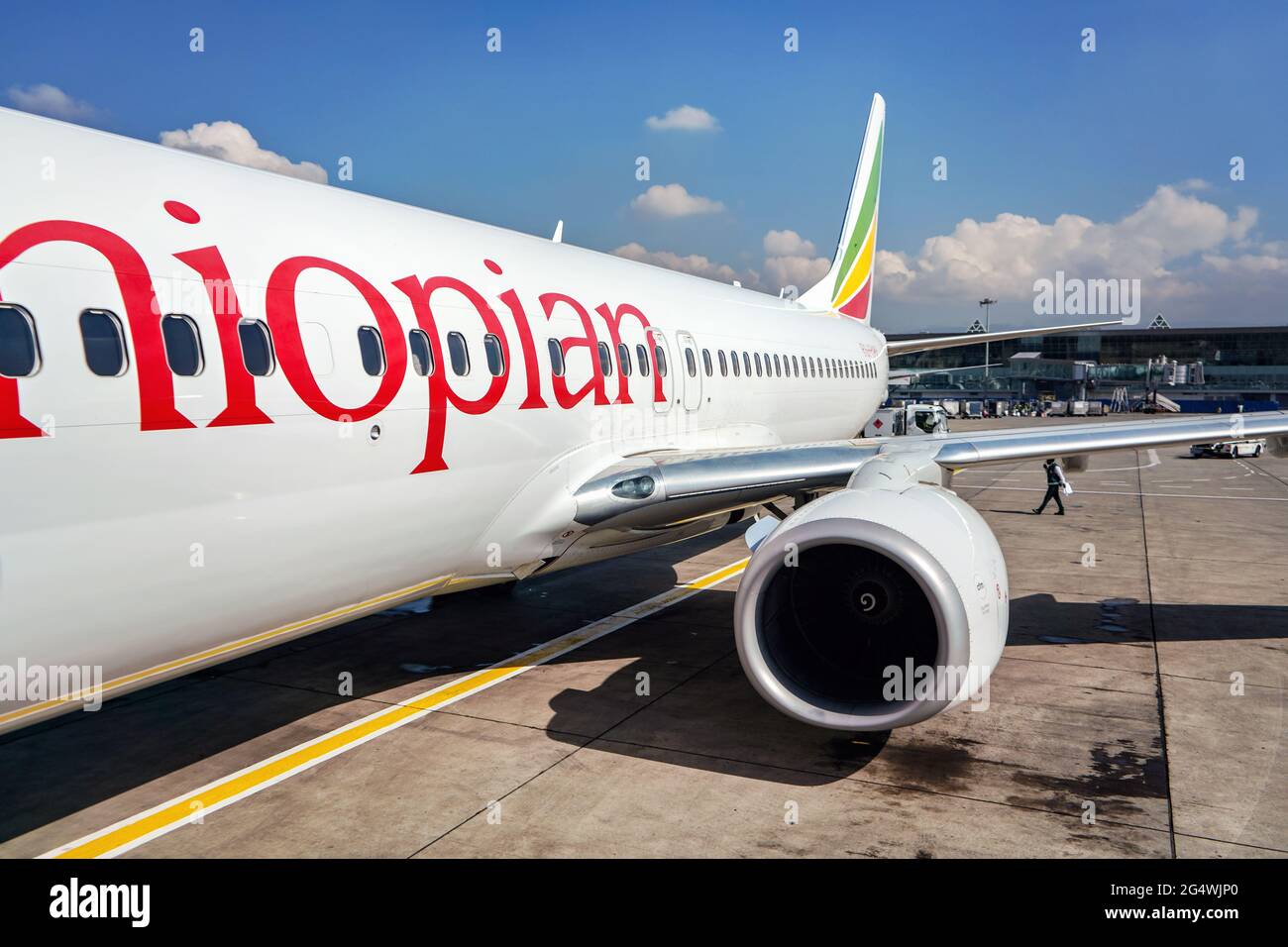 Addis Abeba, Äthiopien - 23. April 2019: Die äthiopische Fluggesellschaft Boeing 737 wartet am sonnigen Tag auf dem Boden, das Flughafengebäude von Bole International in Backgrou Stockfoto