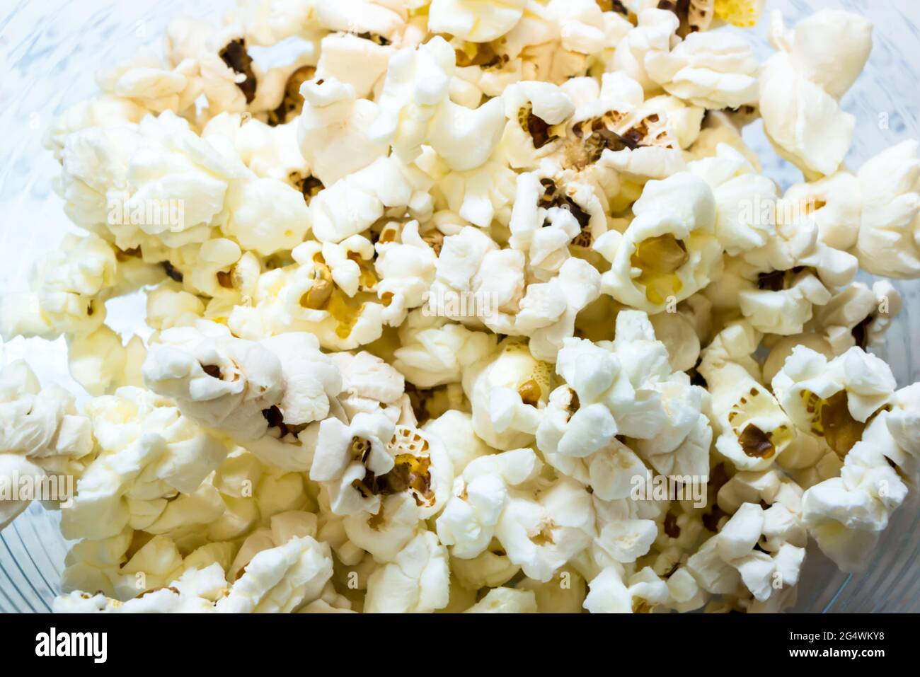 Eine Nahaufnahme des Studios von Popcorn in der Mikrowelle Stockfoto