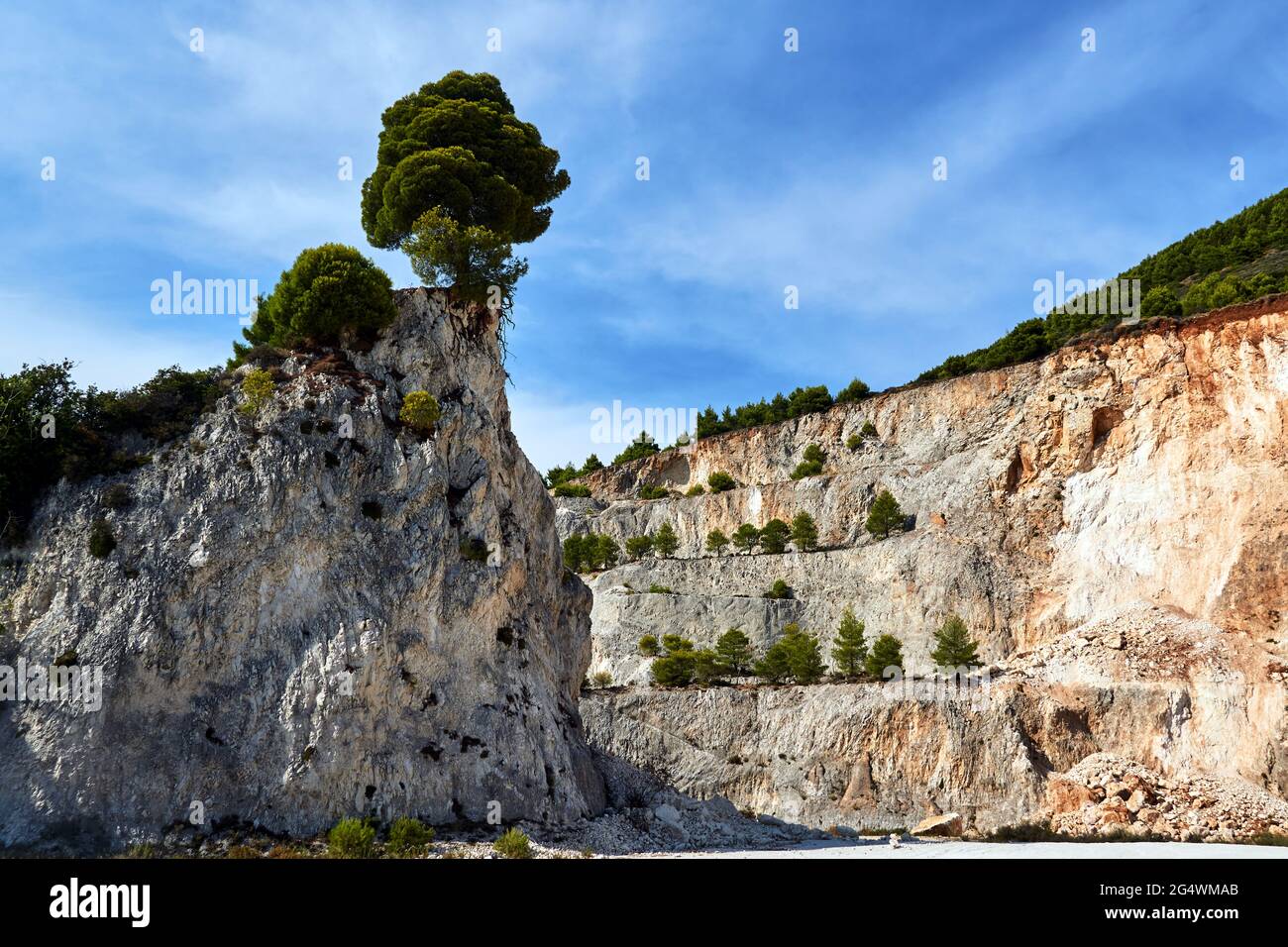 Felsen und Bäume in einem verlassenen Steinbruch auf der Insel Zakynthos in Griechenland Stockfoto