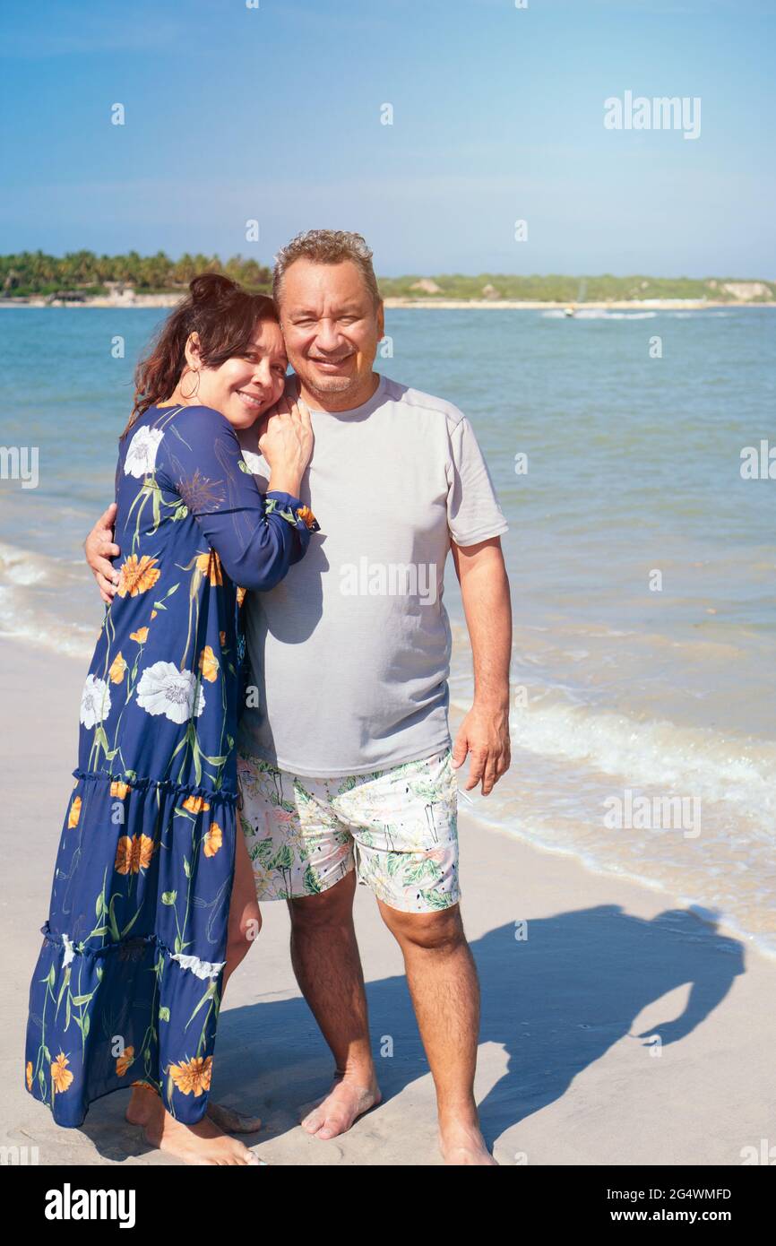 Ältere lateinische Paare genießen zusammen am Strand Stockfoto