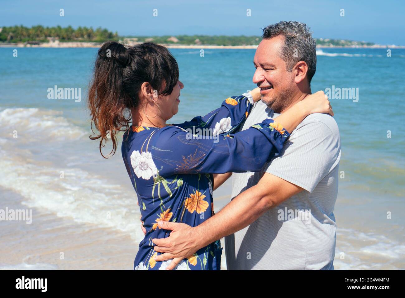 Reifes Ehepaar Umarmt Sich Gegenseitig Am Strand Stehend Stockfoto