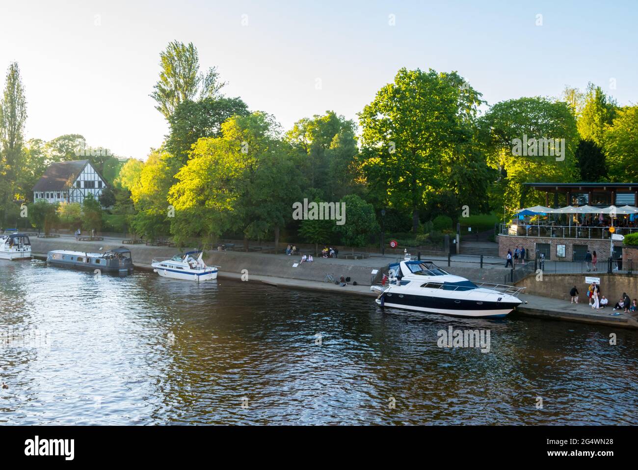 Im Sommer liegen die Boote auf dem Fluss Ouse in York Stockfoto
