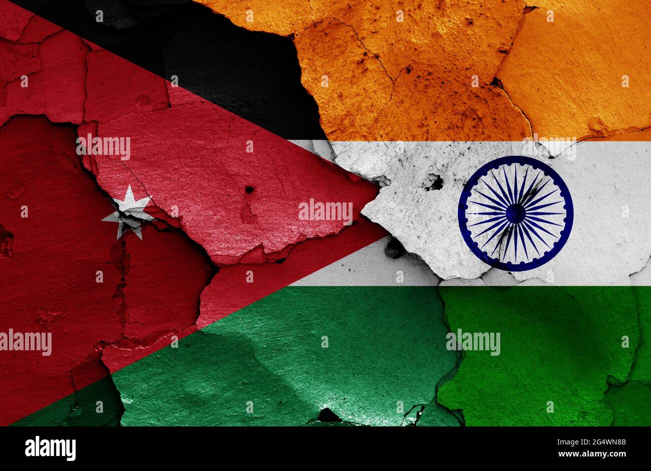 Flaggen Jordaniens und Indiens auf rissige Wand gemalt Stockfoto