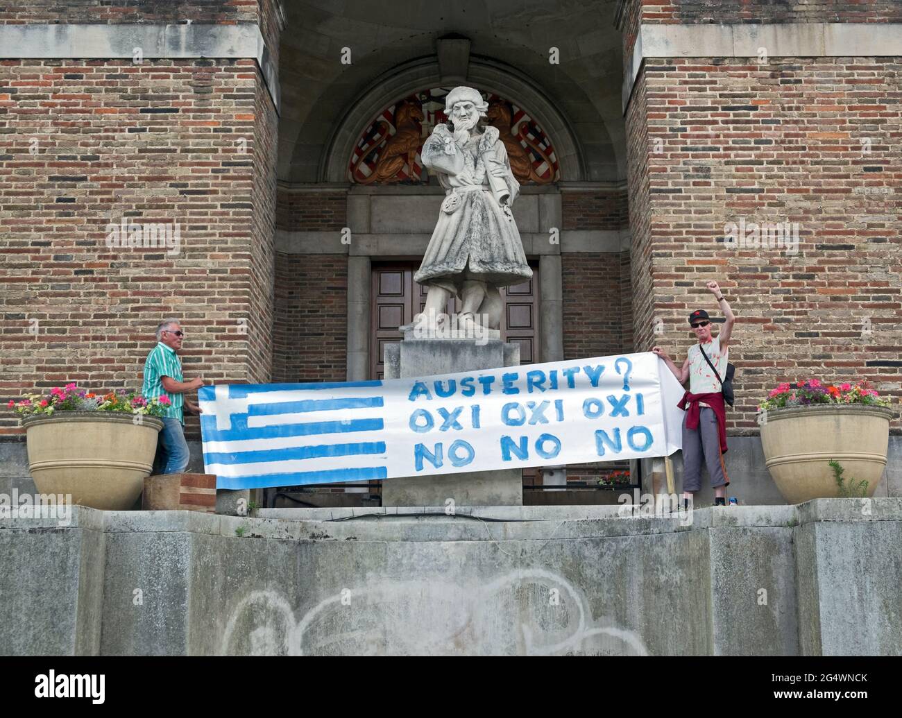 Am 8. Juli 2015 halten Demonstranten gegen die Sparpolitik ein Transparent vor dem Eingang des Rathauses in Bristol, Großbritannien Stockfoto