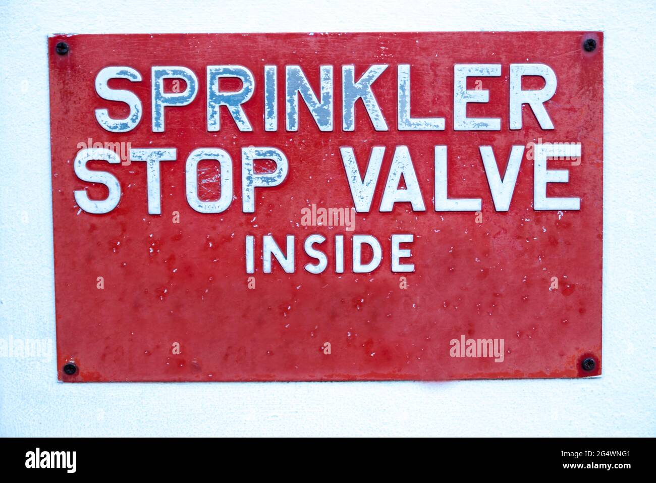 Schild „Sprinkler-Absperrschieber Innen“ Stockfoto