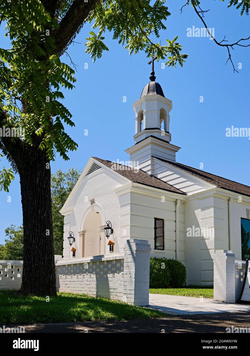 Die St. Vincent De Paul Catholic Church in Tallassee, Alabama, USA, sieht aus wie eine typische kleine oder kleine weiße Kirche, die oft im Süden zu finden ist. Stockfoto