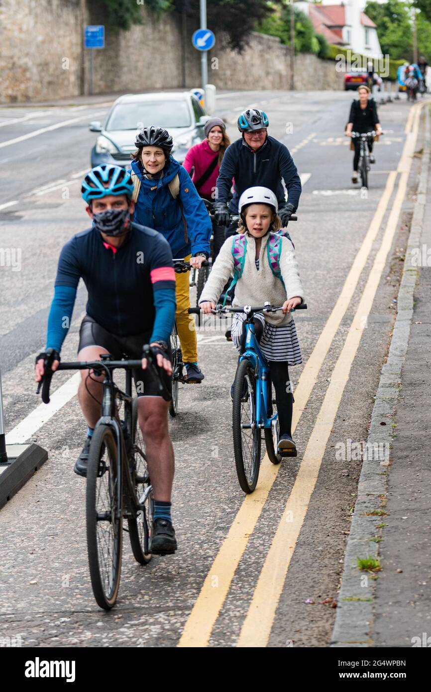 Edinburgh, Schottland. Mi, 23. Juni 2021. Mehr als 200 Radfahrer nehmen an einer Massenfahrt Teil, um gegen die geplante Entfernung spezieller Fahrradwege auf der Lanark Road im Süden der Stadt zu protestieren. Die Fahrradwege wurden im Rahmen des Programms „Raum für Menschen“ installiert, um während der Pandemie von Covid-19 mehr zu Fuß und mit dem Fahrrad zu gehen. Stockfoto