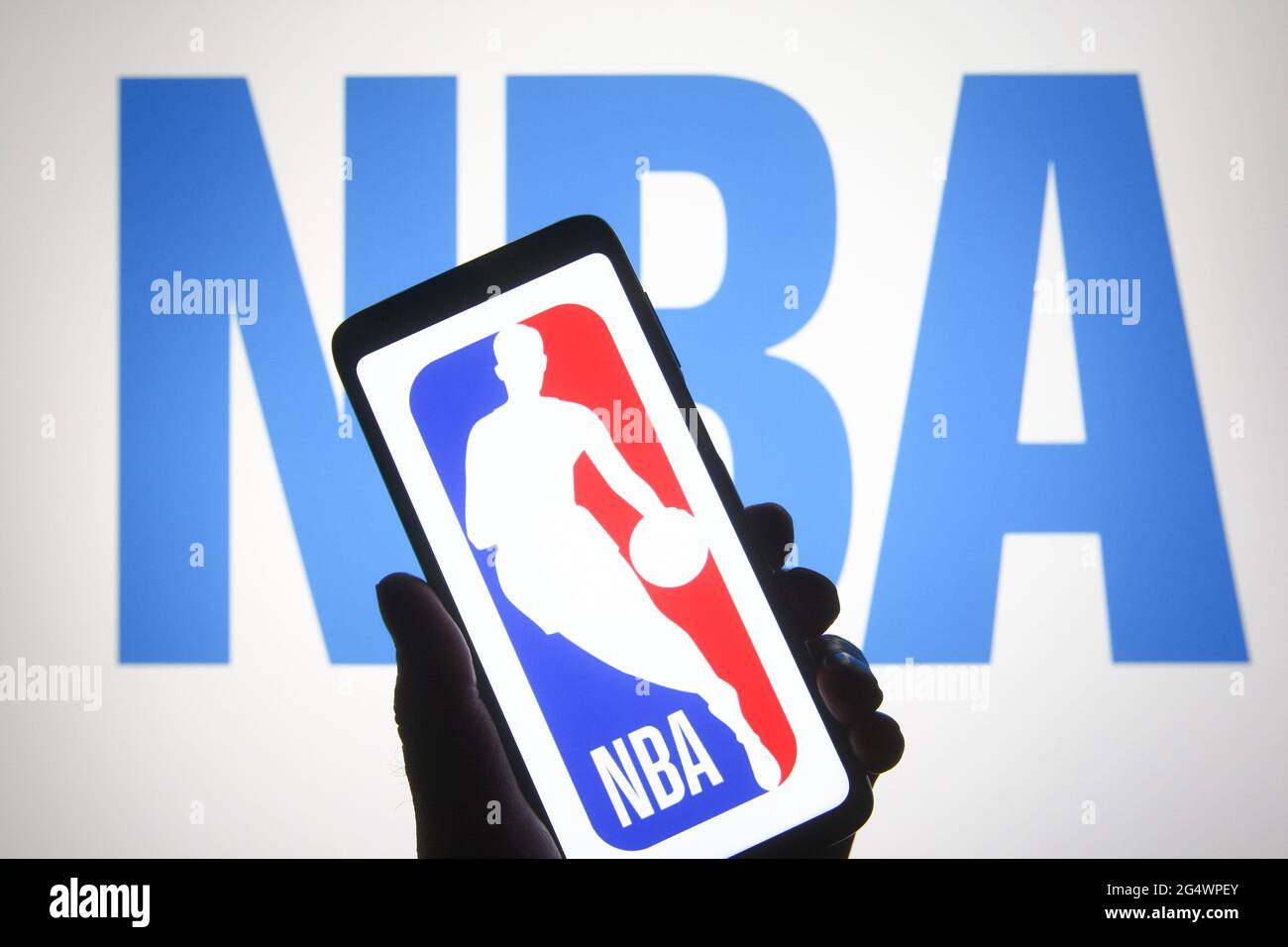 Ukraine. Juni 2021. In dieser Abbildung ist ein Logo der National Basketball Association (NBA) auf einem Smartphone und einem pc-Bildschirm zu sehen. (Foto von Pavlo Gonchar/SOPA Images/Sipa USA) Quelle: SIPA USA/Alamy Live News Stockfoto