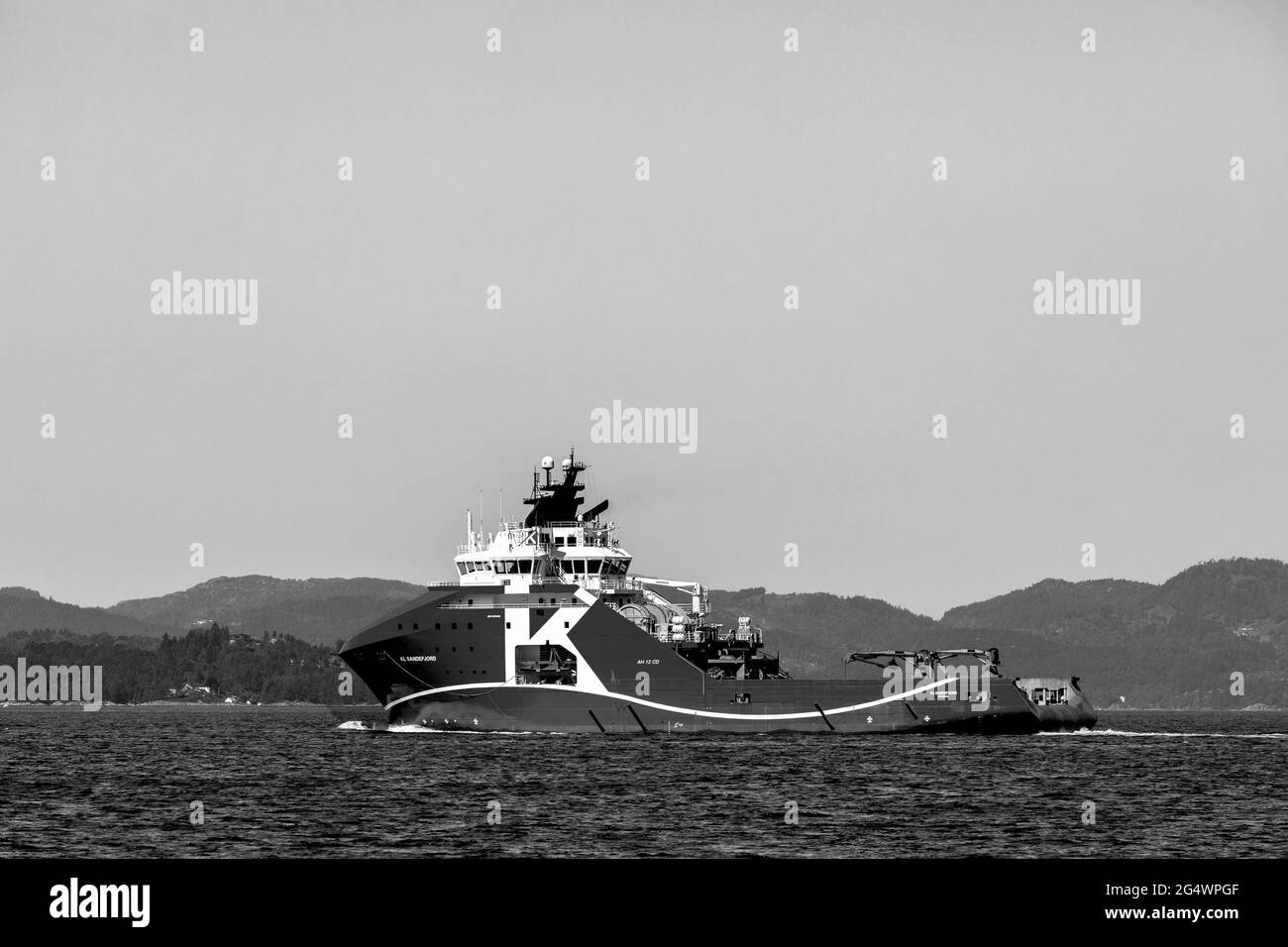 Offshore AHTS Anchor Handling Schlepper Supply Vessel KL Sandefjord in Byfjorden, außerhalb des Hafens von Bergen, Norwegen. Stockfoto