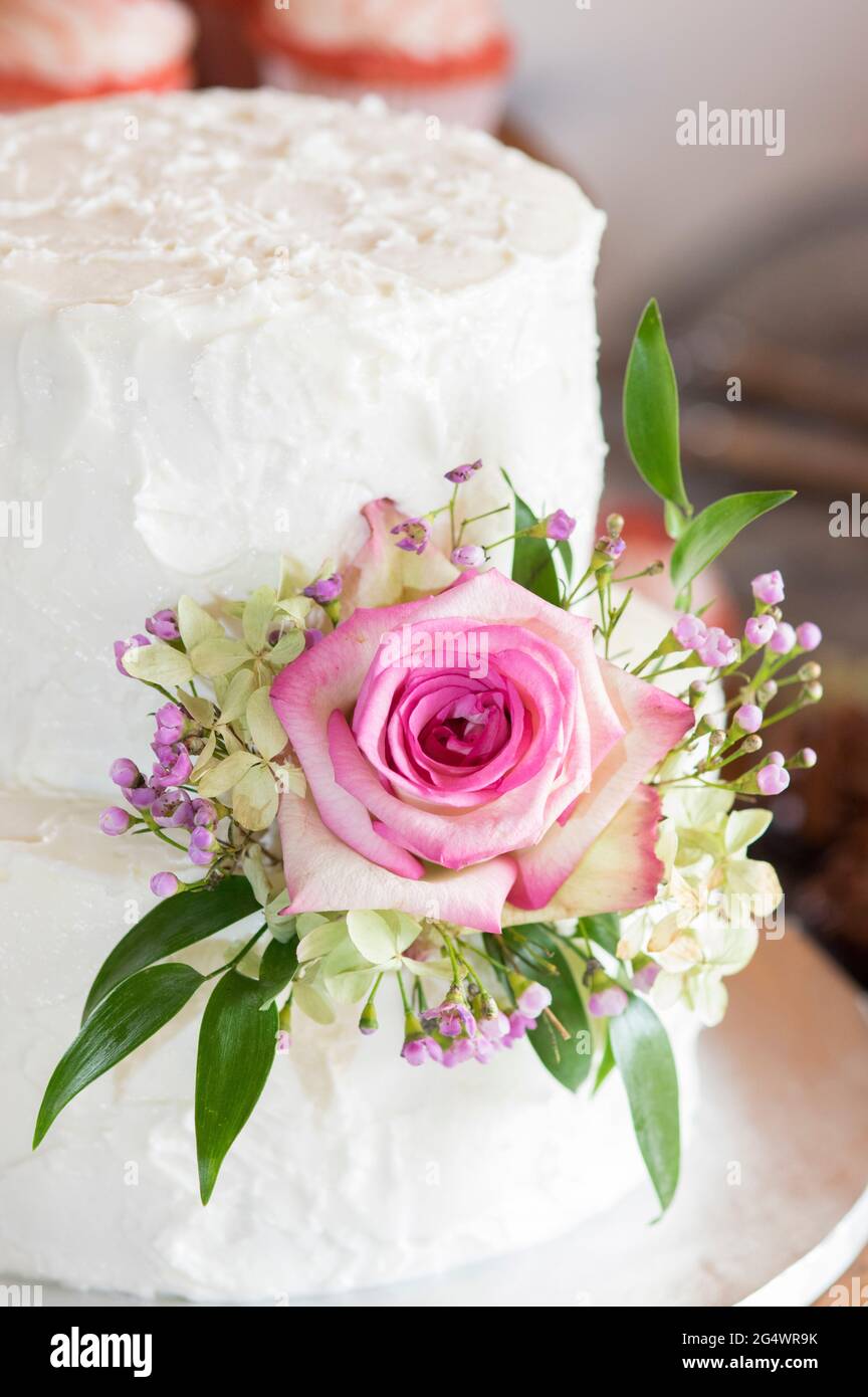 Hochzeitstorte Mit Blumenmuster Stockfoto