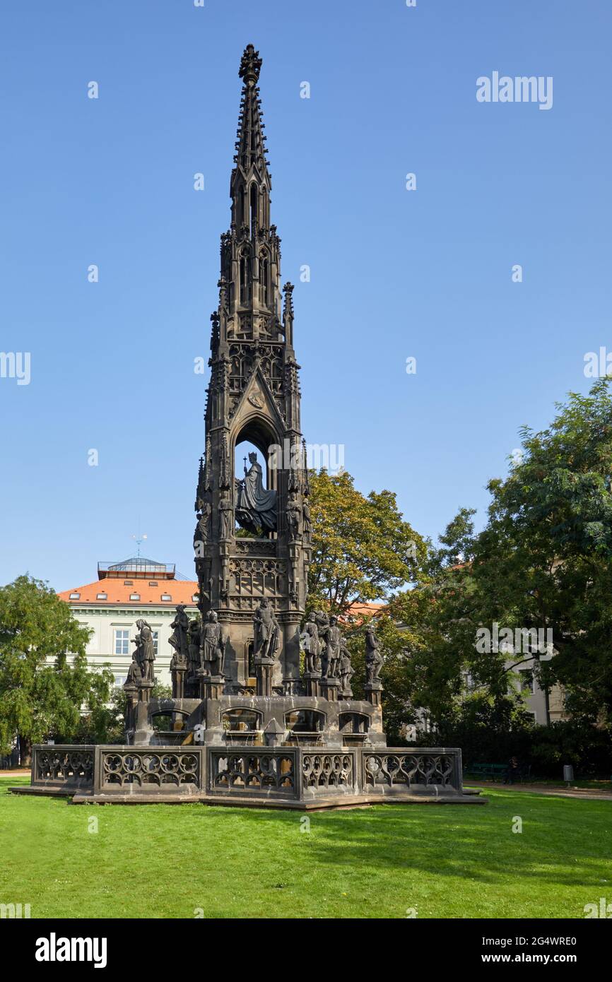 Kranner-Brunnen in Prag, Tschechische Republik. Dieser Brunnen und neogotisches Denkmal für Kaiser Franz I. von Österreich wurde 1850 von Josef Max geschaffen Stockfoto