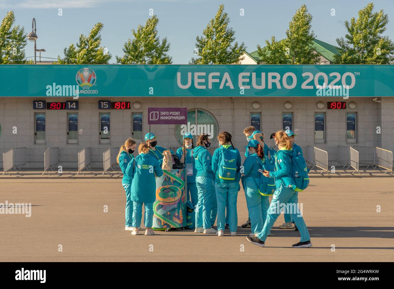 Team von Freiwilligen in Uniform gekleidet, die bei der Organisation des UEFA Euro 2020 Turniers, St. Petersburg, Russland, helfen Stockfoto