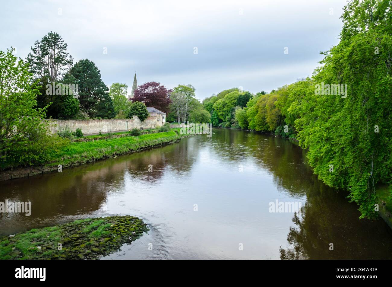 Blick nach Westen auf den Fluss Coquet in Warkworth, Northumberland Stockfoto