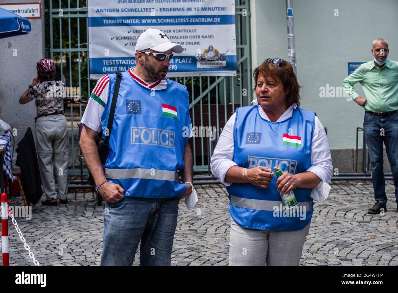 München, Bayern, Deutschland. Juni 2021. Die ultra-nationalistischen, Die neonazi-Hooligan-Gruppe ''Karpatenbrigade' Â mobilisierte in München am Tag der Fußball-Europameisterschaft, als das Allianz-Stadion mit den Farben des Regenbogens beleuchtet werden sollte. Â Sicherheitsexperten sehen in diesem oft schwarz gekleideten problematischen Mob eine paramilitärische Gruppe, die die Grenzen wiederherstellen möchte Von „Großungarn“ statt von einfachen Hooligans. Die Münchner Polizei gab an, dass etwa 2000 erwartet wurden, wobei 200 als besonders gefährlich angesehen wurden, so ihre Exhances mit Sicherheitsdiensten. Th Stockfoto