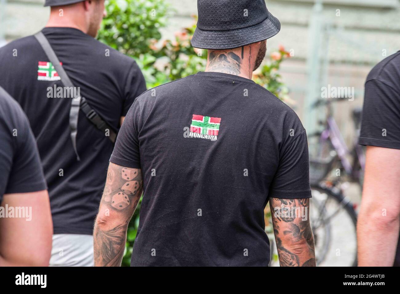 München, Bayern, Deutschland. Juni 2021. Die ultra-nationalistischen, Die neonazi-Hooligan-Gruppe ''Karpatenbrigade' Â mobilisierte in München am Tag der Fußball-Europameisterschaft, als das Allianz-Stadion mit den Farben des Regenbogens beleuchtet werden sollte. Â Sicherheitsexperten sehen in diesem oft schwarz gekleideten problematischen Mob eine paramilitärische Gruppe, die die Grenzen wiederherstellen möchte Von „Großungarn“ statt von einfachen Hooligans. Die Münchner Polizei gab an, dass etwa 2000 erwartet wurden, wobei 200 als besonders gefährlich angesehen wurden, so ihre Exhances mit Sicherheitsdiensten. Th Stockfoto