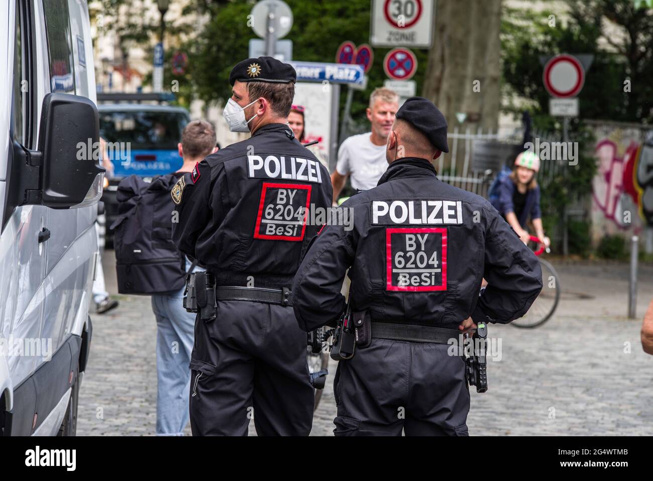 München, Bayern, Deutschland. Juni 2021. Die ultra-nationalistischen, Die neonazi-Hooligan-Gruppe ''Karpatenbrigade' Â mobilisierte in München am Tag der Fußball-Europameisterschaft, als das Allianz-Stadion mit den Farben des Regenbogens beleuchtet werden sollte. Â Sicherheitsexperten sehen in diesem oft schwarz gekleideten problematischen Mob eine paramilitärische Gruppe, die die Grenzen wiederherstellen möchte Von „Großungarn“ statt von einfachen Hooligans. Die Münchner Polizei gab an, dass etwa 2000 erwartet wurden, wobei 200 als besonders gefährlich angesehen wurden, so ihre Exhances mit Sicherheitsdiensten. Th Stockfoto