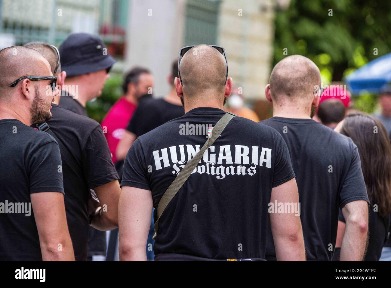 München, Bayern, Deutschland. Juni 2021. Die ultra-nationalistischen, Die neonazi-Hooligan-Gruppe ''Karpatenbrigade' Â mobilisierte in München am Tag der Fußball-Europameisterschaft, als das Allianz-Stadion mit den Farben des Regenbogens beleuchtet werden sollte. Â Sicherheitsexperten sehen in diesem oft schwarz gekleideten problematischen Mob eine paramilitärische Gruppe, die die Grenzen wiederherstellen möchte Von „Großungarn“ statt von einfachen Hooligans. Die Münchner Polizei gab an, dass etwa 2000 erwartet wurden, wobei 200 als besonders gefährlich angesehen wurden, so ihre Exhances mit Sicherheitsdiensten. Th Stockfoto