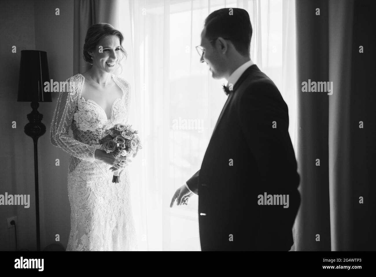 Graustufen-Aufnahme der frisch verheirateten Braut und des Bräutigams, die für ihr Fotoshooting zur Hochzeit posieren Stockfoto