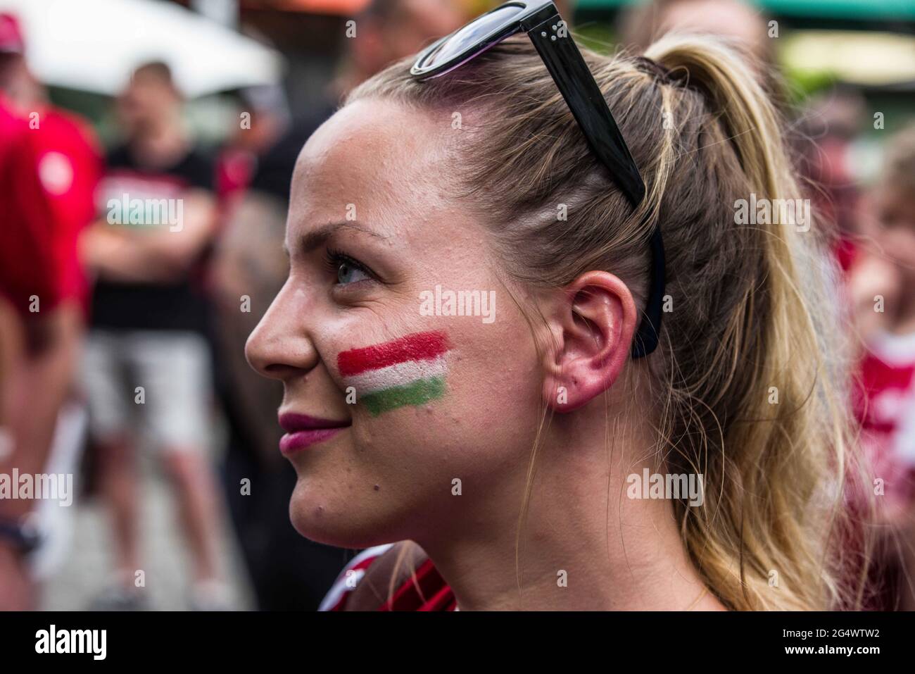 München, Bayern, Deutschland. Juni 2021. Ein ungarischer Fußballfan in München, Deutschland, mit der Flagge Ungarns auf ihrem Gesicht. Die ultra-nationalistischen, Die neonazi-Hooligan-Gruppe ''Karpatenbrigade' Â mobilisierte in München am Tag der Fußball-Europameisterschaft, als das Allianz-Stadion mit den Farben des Regenbogens beleuchtet werden sollte. Â Sicherheitsexperten sehen in diesem oft schwarz gekleideten problematischen Mob eine paramilitärische Gruppe, die die Grenzen wiederherstellen möchte Von „Großungarn“ statt von einfachen Hooligans. Die Münchner Polizei gab an, dass mit 200 Be etwa 2000 erwartet wurden Stockfoto