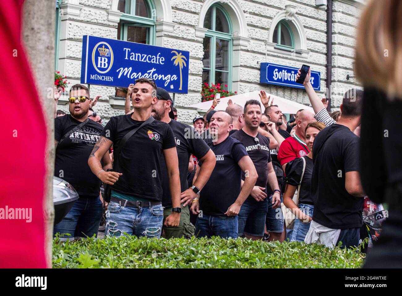 München, Bayern, Deutschland. Juni 2021. Die ultra-nationalistischen, Die neonazi-Hooligan-Gruppe ''Karpatenbrigade' Â mobilisierte in München am Tag der Fußball-Europameisterschaft, als das Allianz-Stadion mit den Farben des Regenbogens beleuchtet werden sollte. Â Sicherheitsexperten sehen in diesem oft schwarz gekleideten problematischen Mob eine paramilitärische Gruppe, die die Grenzen wiederherstellen möchte Von „Großungarn“ statt von einfachen Hooligans. Die Münchner Polizei gab an, dass etwa 2000 erwartet wurden, wobei 200 als besonders gefährlich angesehen wurden, so ihre Exhances mit Sicherheitsdiensten. Th Stockfoto