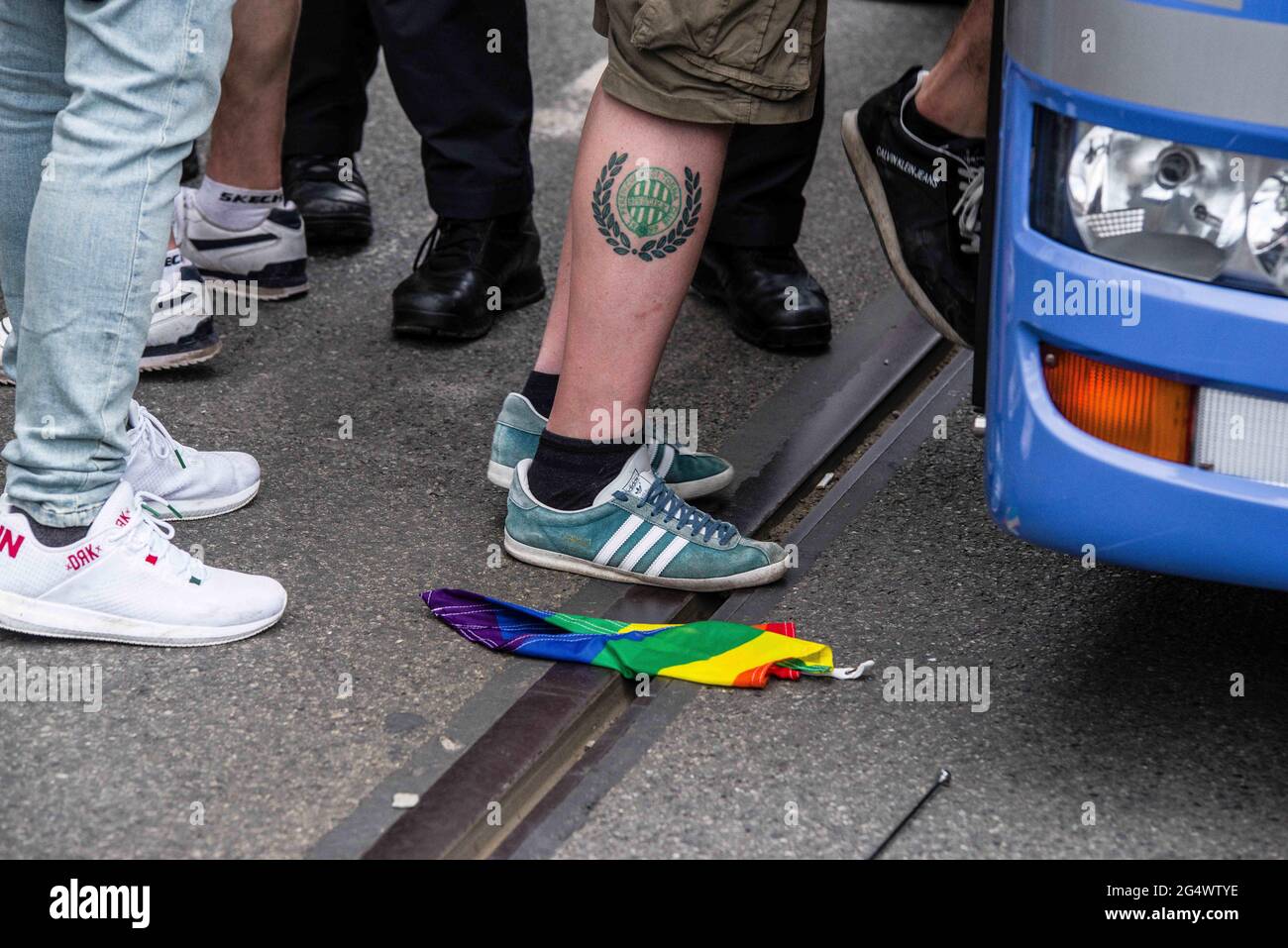 München, Bayern, Deutschland. Juni 2021. Ungarische Faschisten in München, Deutschland, treten auf eine Regenbogenfahne. Die ultra-nationalistischen, Die neonazi-Hooligan-Gruppe ''Karpatenbrigade' Â mobilisierte in München am Tag der Fußball-Europameisterschaft, als das Allianz-Stadion mit den Farben des Regenbogens beleuchtet werden sollte. Â Sicherheitsexperten sehen in diesem oft schwarz gekleideten problematischen Mob eine paramilitärische Gruppe, die die Grenzen wiederherstellen möchte Von „Großungarn“ statt von einfachen Hooligans. Die Münchner Polizei gab an, dass etwa 2000 erwartet wurden, wobei 200 als besonders dan angesehen wurden Stockfoto