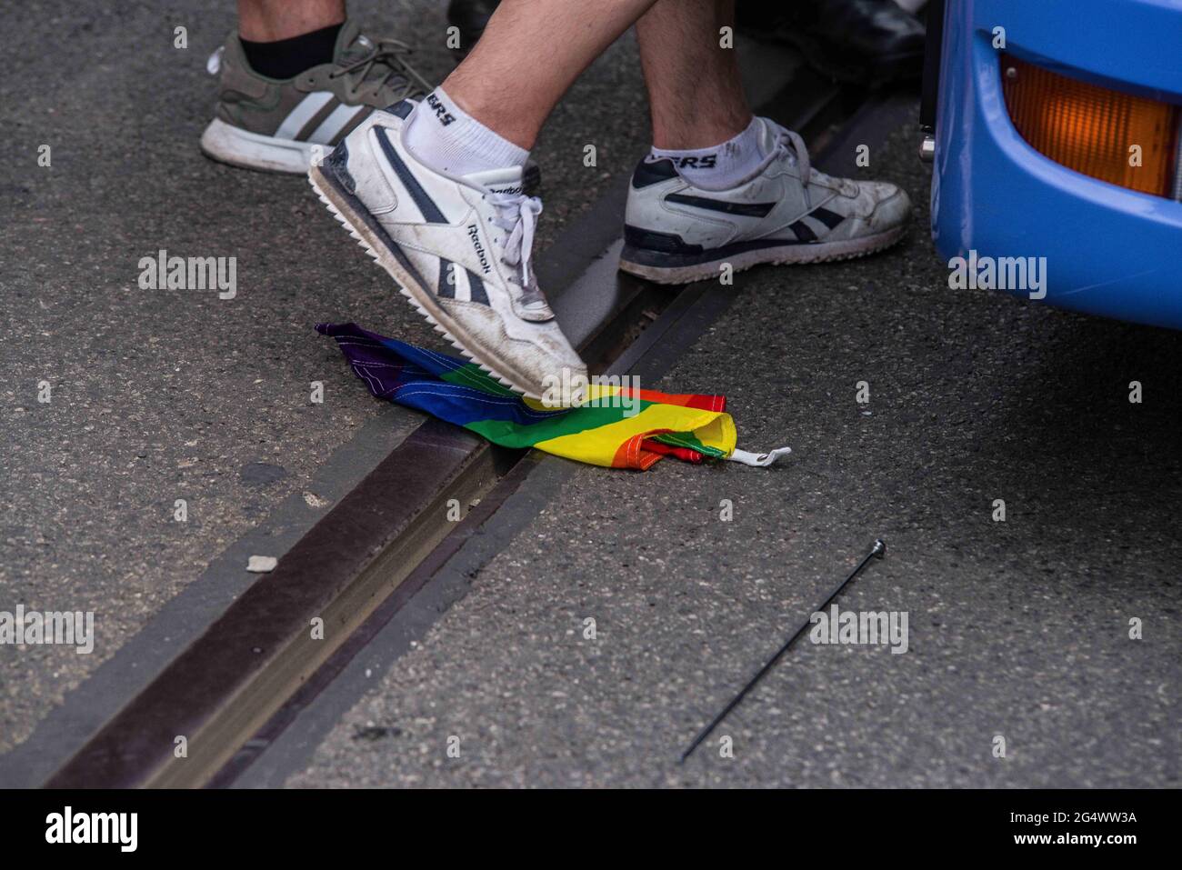 München, Bayern, Deutschland. Juni 2021. Ungarische Faschisten in München, Deutschland, treten auf eine Regenbogenfahne. Die ultra-nationalistischen, Die neonazi-Hooligan-Gruppe ''Karpatenbrigade' Â mobilisierte in München am Tag der Fußball-Europameisterschaft, als das Allianz-Stadion mit den Farben des Regenbogens beleuchtet werden sollte. Â Sicherheitsexperten sehen in diesem oft schwarz gekleideten problematischen Mob eine paramilitärische Gruppe, die die Grenzen wiederherstellen möchte Von „Großungarn“ statt von einfachen Hooligans. Die Münchner Polizei gab an, dass etwa 2000 erwartet wurden, wobei 200 als besonders dan angesehen wurden Stockfoto